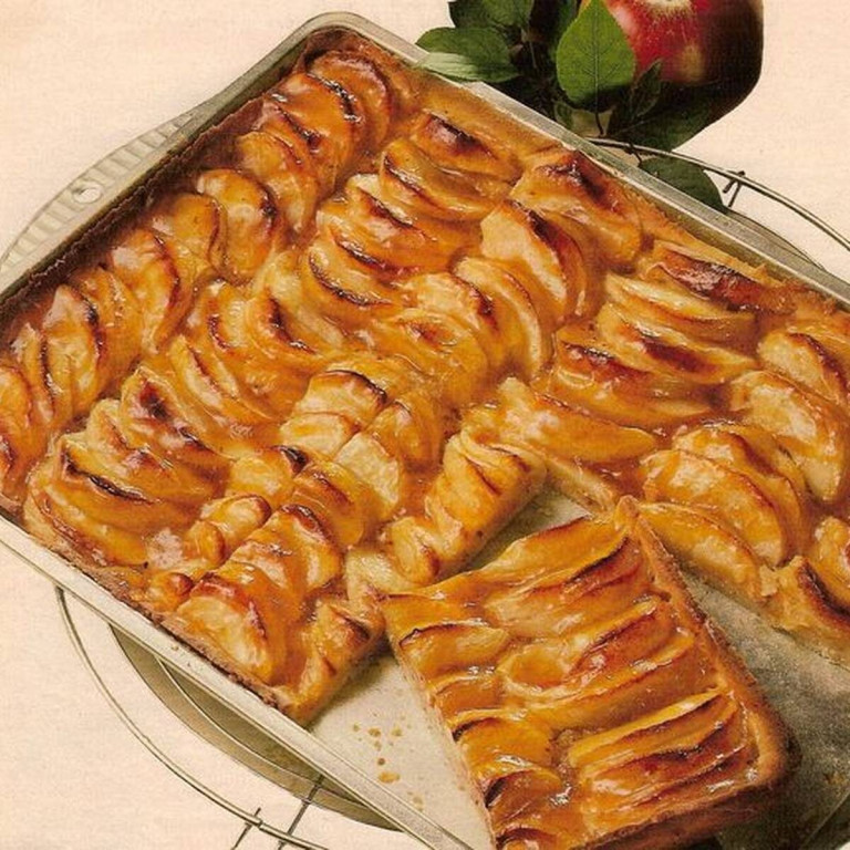 Пирог из слоеного теста с яблоками – топ-3 лучших рецепта