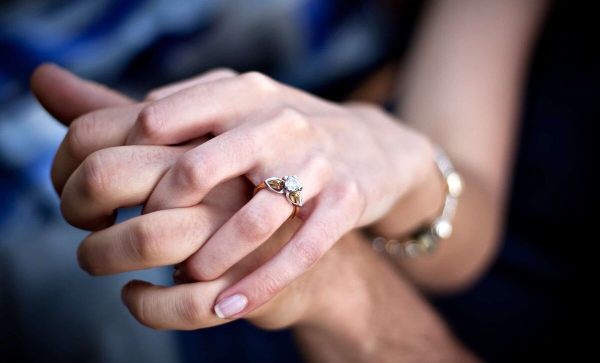 Руководство мужчине: как выбрать и оригинально преподнести кольцо на помолвку