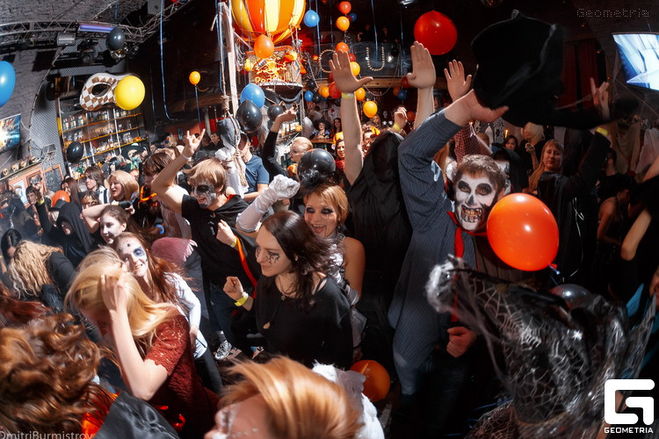 Праздник хэллоуин 2018 в санкт-петербурге превратится в настоящую зажигательную вечеринку, если заранее продумать программу и карнавальные костюмы