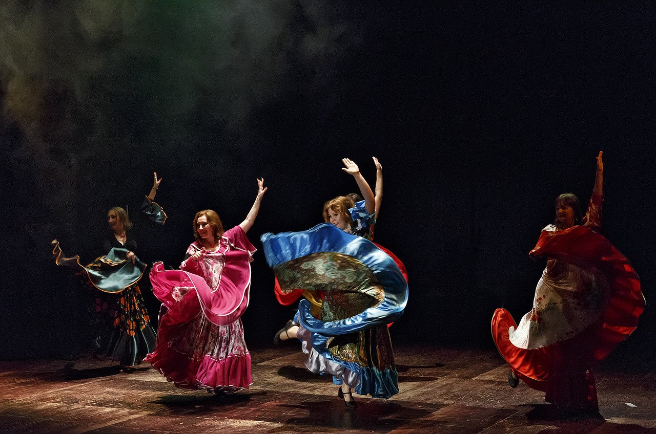 Цыганская танцевальная веселая. Танец цыган-Мадьяр. Танцы цыган. Цыганский народный танец. Цыганка танец.