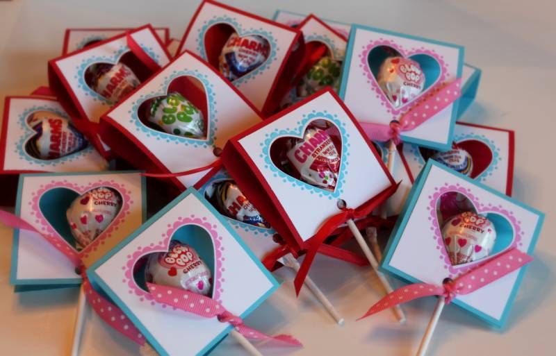 Валентинки: коробочки-сердечки с конфетами.
