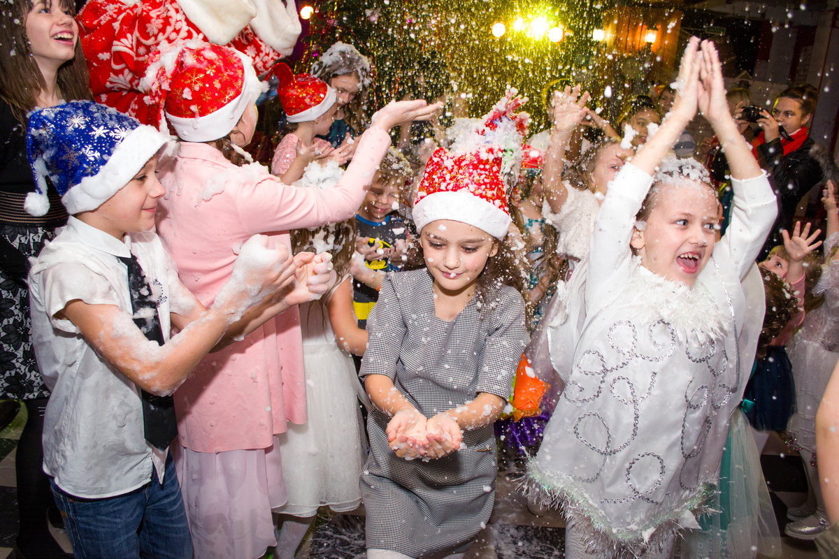 Веселая новогодняя сказка-экспромт для детского или семейного праздника "наряд для елочки" – новая веселая и оригинальная новогодняя сказка-зкспромт для детских и семейных праздников