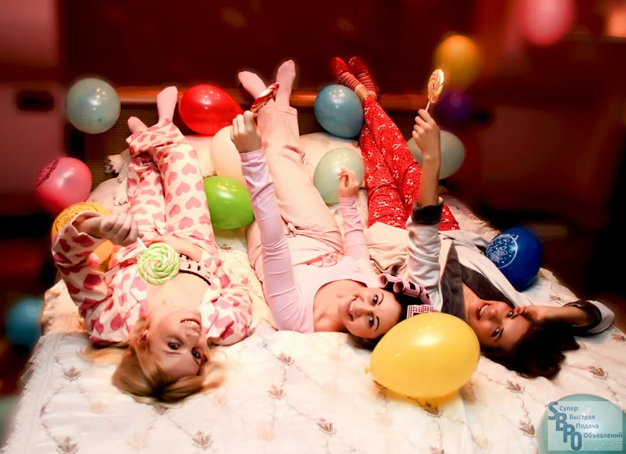 Пижамная вечеринка дома для девочек. конкурсы и игры на пижамную вечеринку