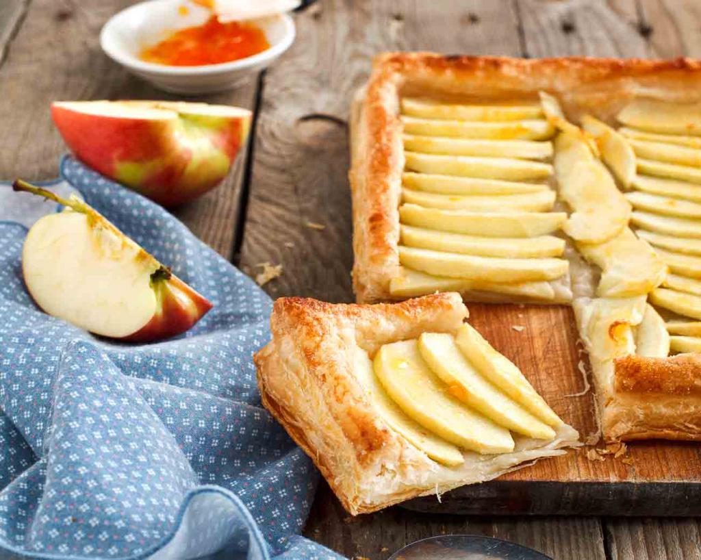 10 рецептов домашнего яблочного пирога из слоеного теста
