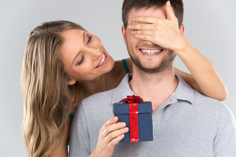 Что подарить парню на 14 февраля: топ подарков