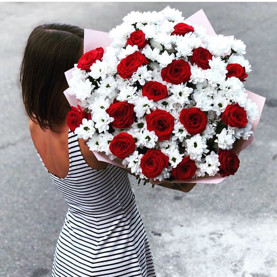 Какие цветы подарить девушке: какой букет лучше преподнести женщине на день рождения, на 1 свидание по правилам этикета