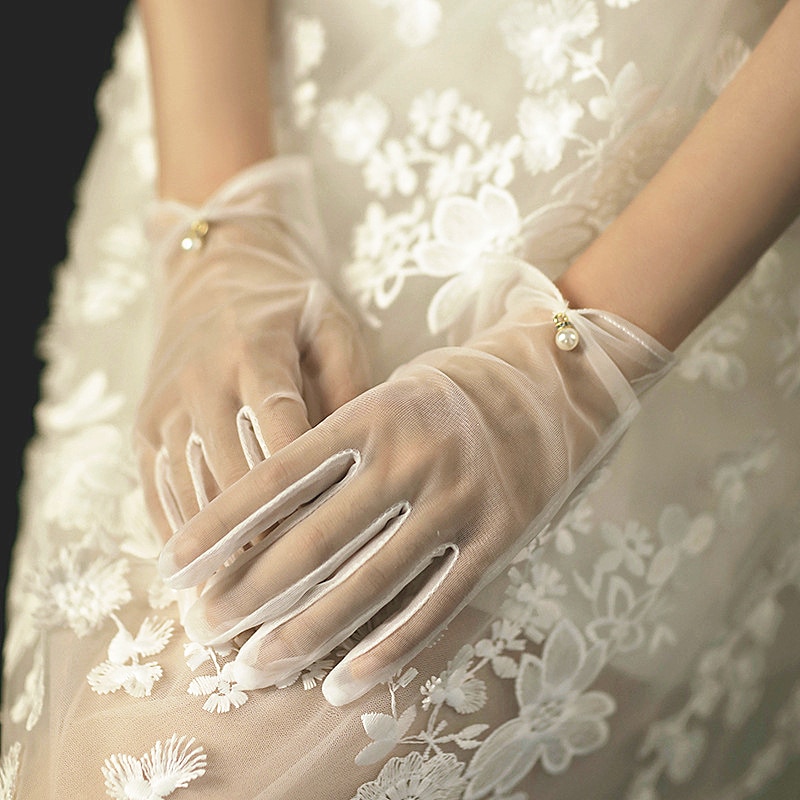 Свадебные перчатки: модные тренды, фасоны, материалы +225 фото