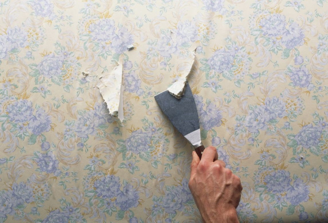 Как обновить обои не переклеивая, можно ли обойтись без ремонта стен на кухне: реставрация старых, жидких, бумажных полотен своими руками, под покраску не меняя их