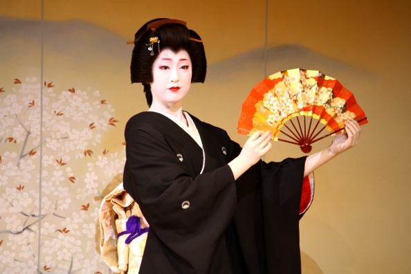 Костюмированное новогоднее поздравление от "японской гейши"
