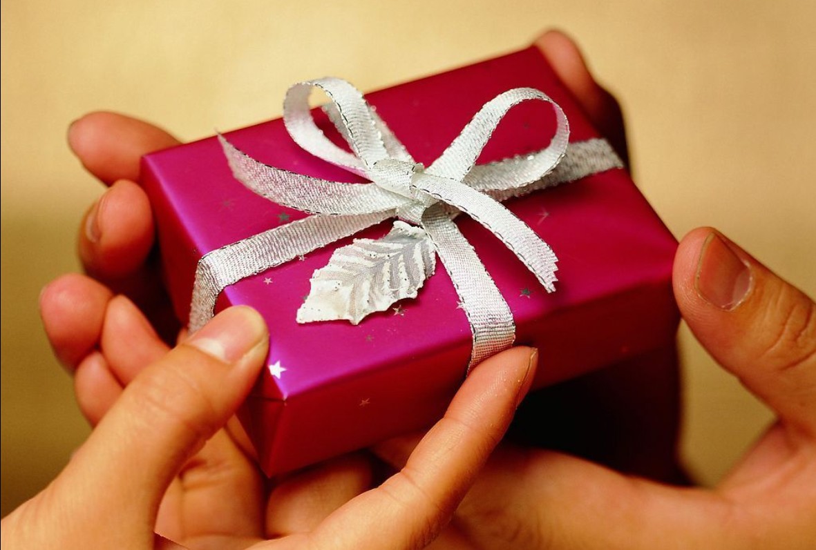 Необычные подарки девушке — большой список лучших оригинальных идей