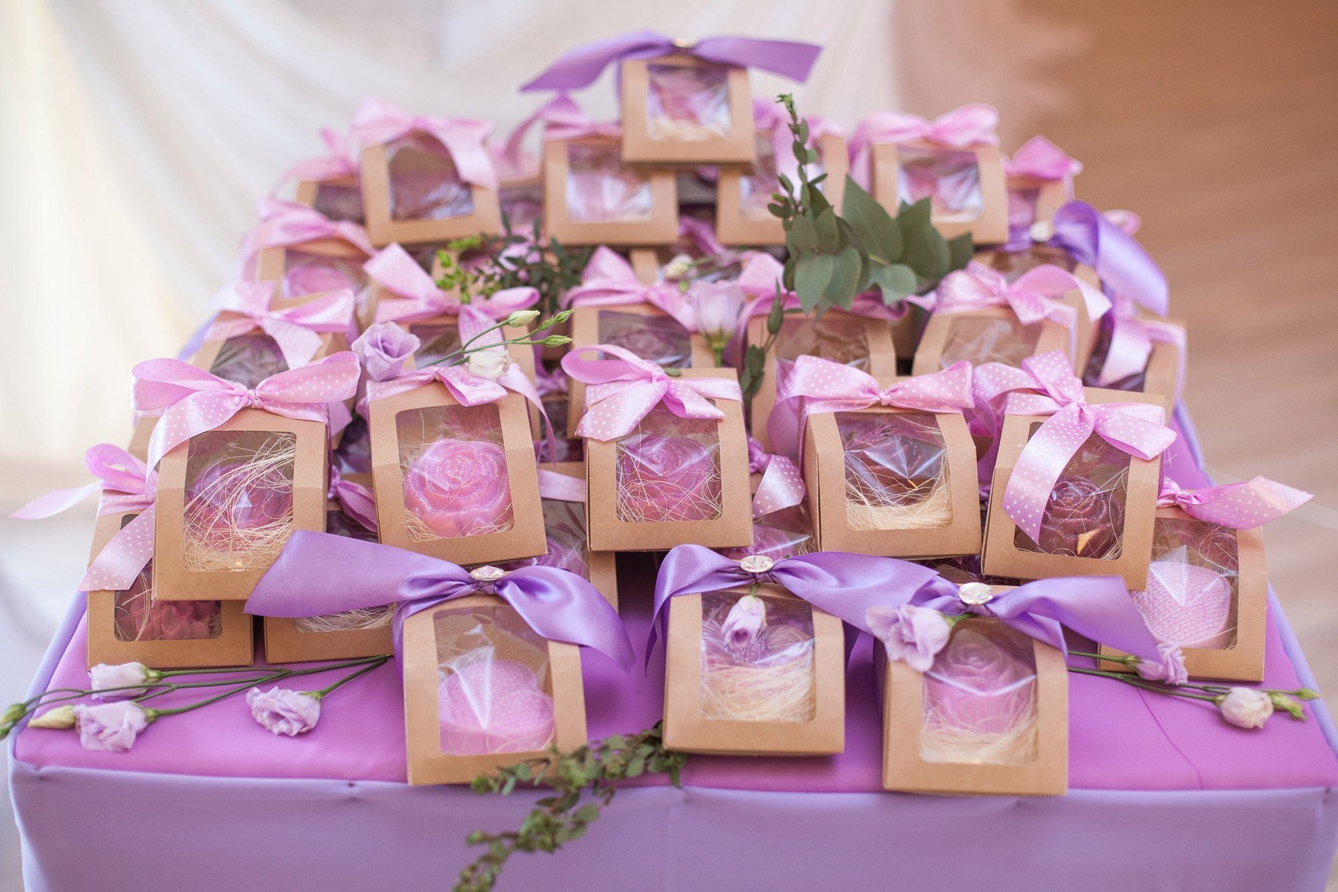 Что подарить гостям на свадьбе от молодоженов: советы по выбору, упаковке, вручению
