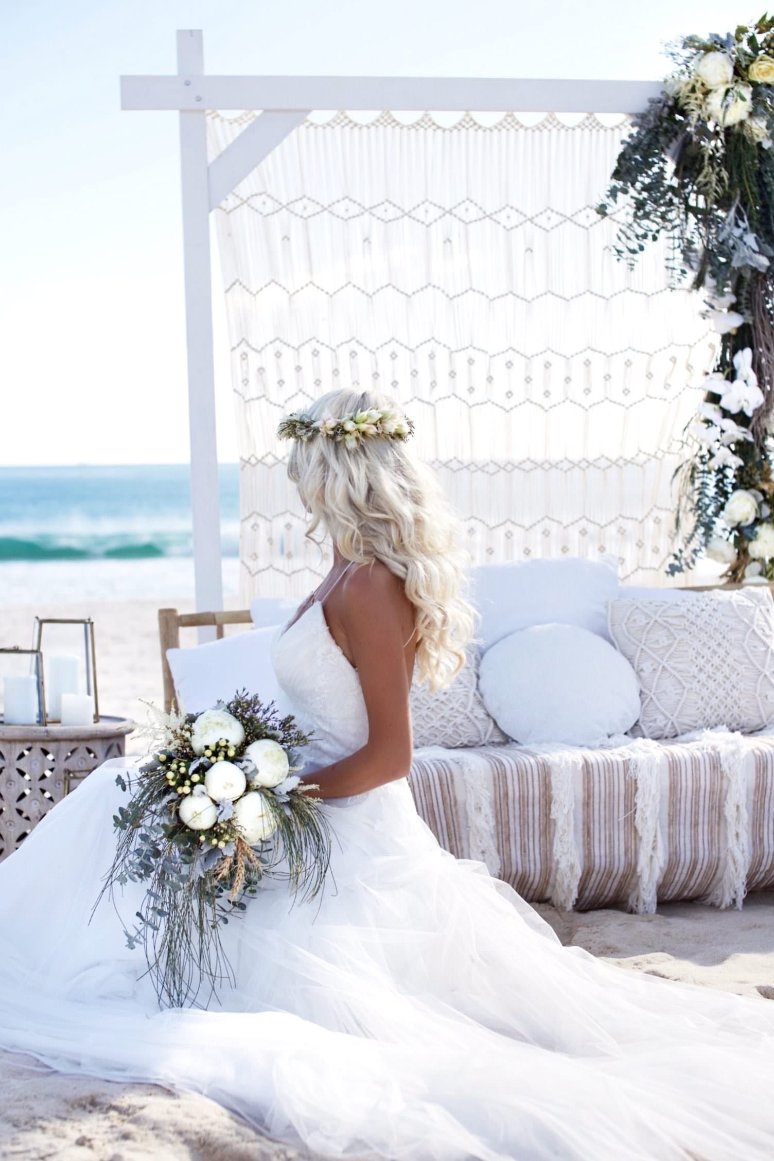 Свадьба на пляже в тренде [2022] – фото, выбор платья? & образа жениха, идеи проведения за границей