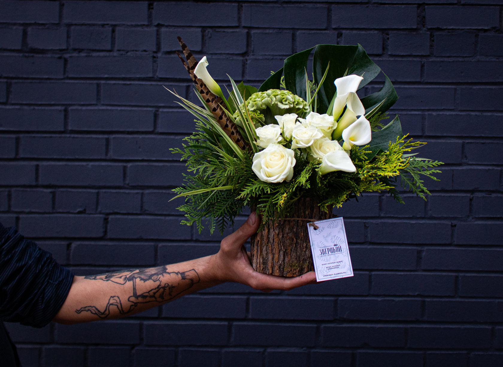 Какие цветы дарят мужчине и как правильно их преподнести