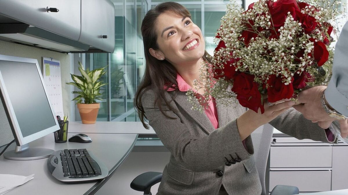 Как поздравить женщин 8 марта в офисе