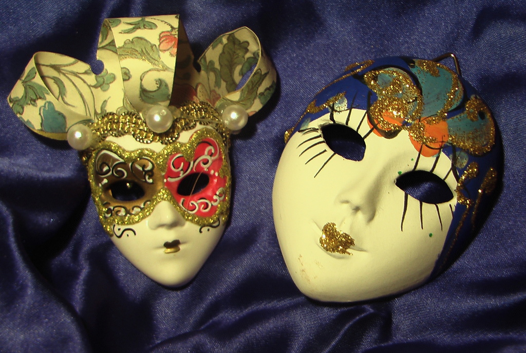 Как сделать красивую карнавальную маску
