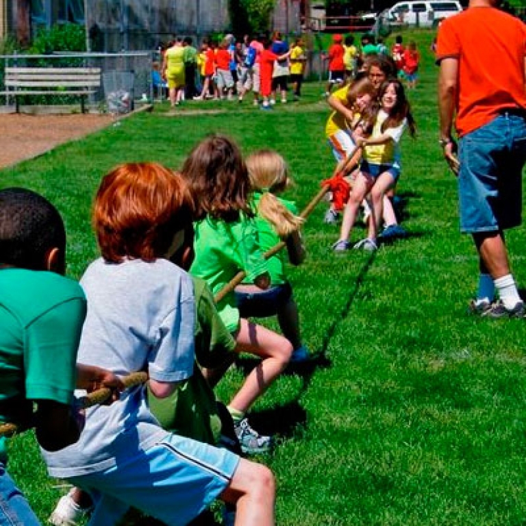 Игры в пришкольном летнем лагере на улице для начальной школы