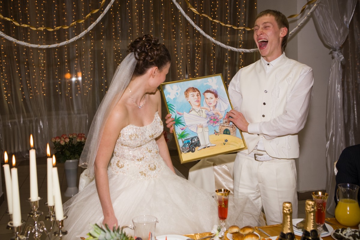 Идея оригинального свадебного поздравления от друзей "любовь на все времена" – идея игрового и необычного сюрприза молодоженам от близких друзей