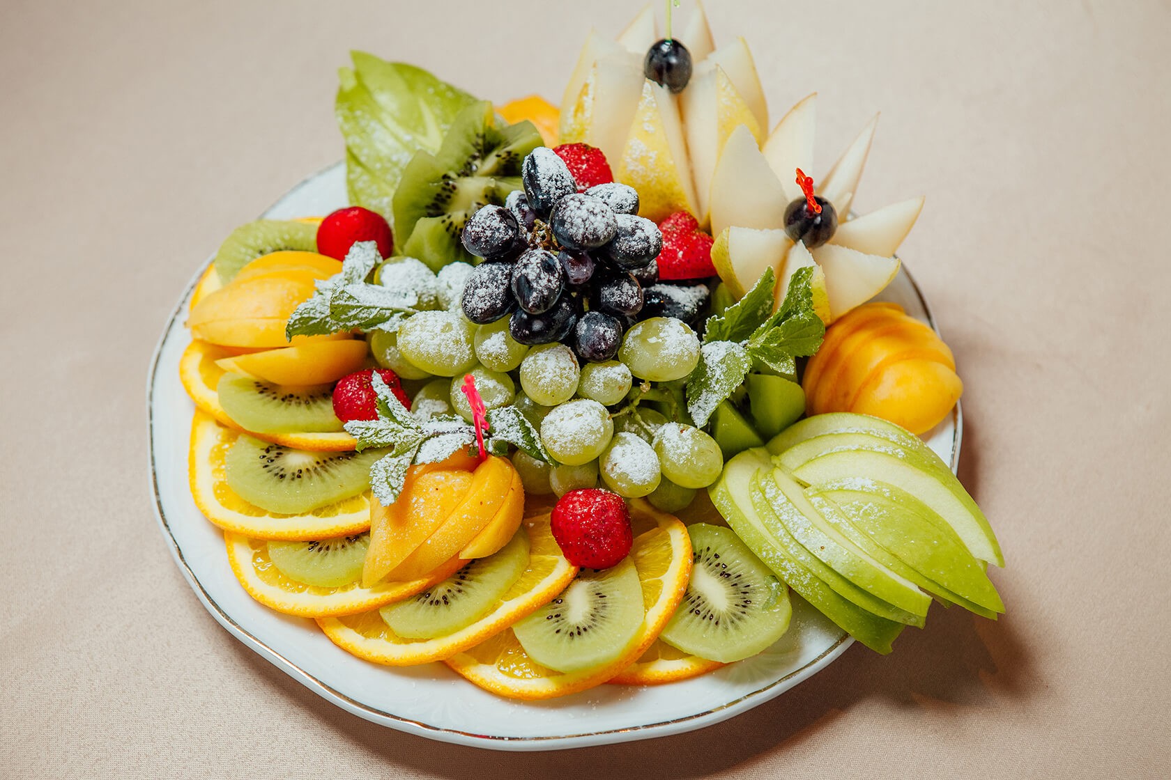 Фруктовая нарезка на праздничный стол: как красиво разложить фрукты на тарелки — 40 фото