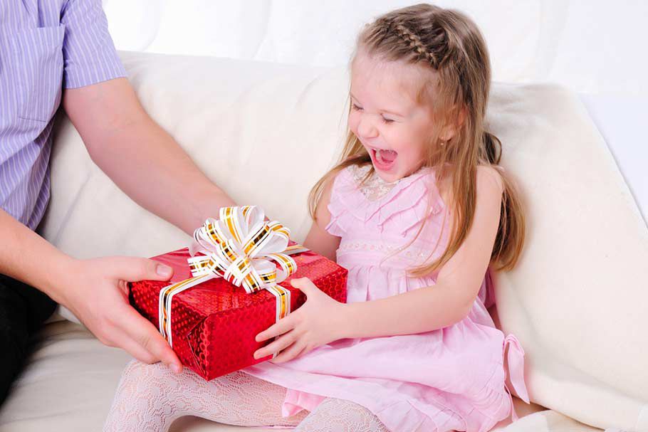 Что подарить ребенку на 1 год? лучшие идеи подарков. что дарить нельзя? – маме на заметку
