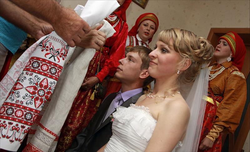 Как благословить сына перед свадьбой: слова материнского благословения :: syl.ru