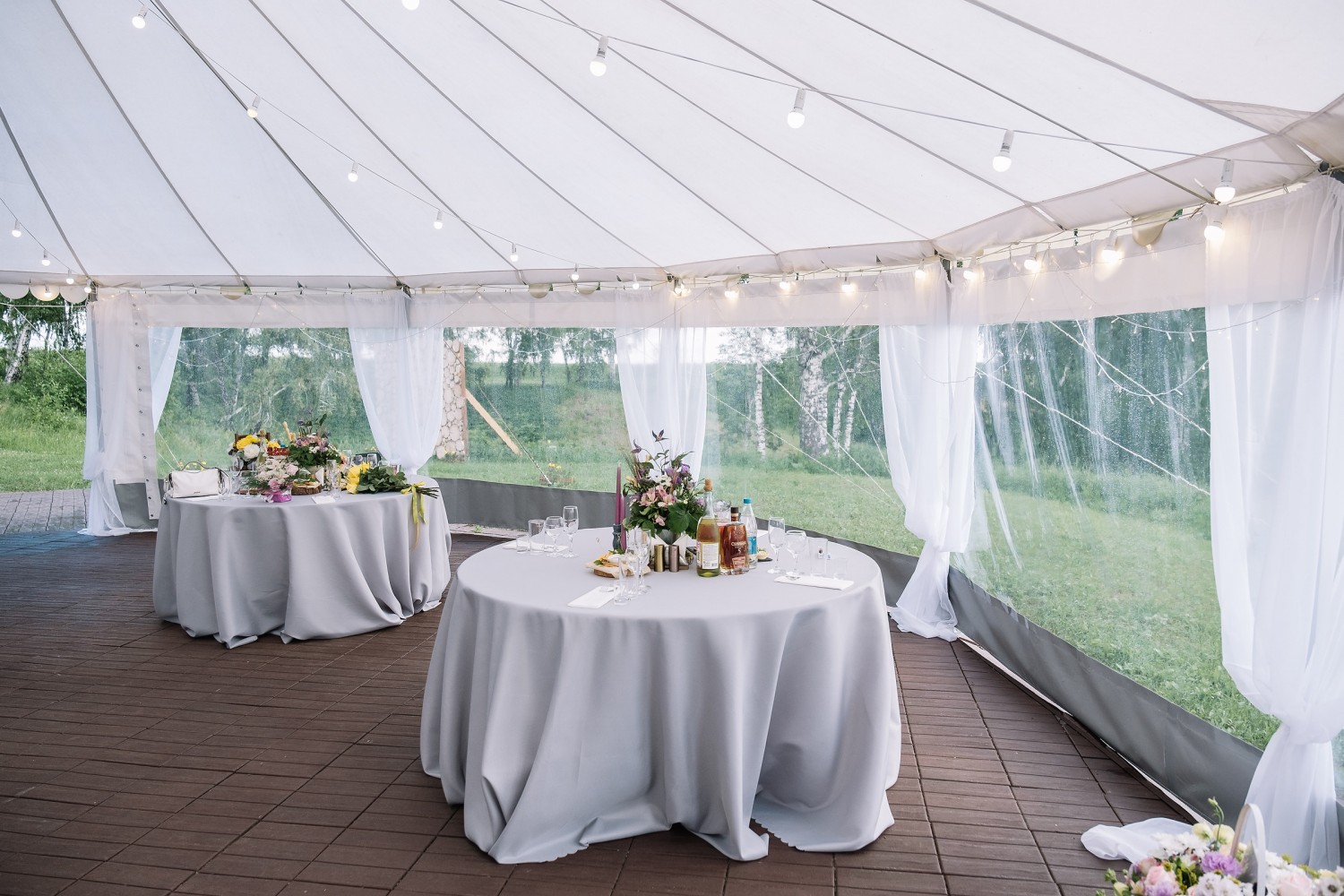 Атмосферная свадьба в шатре: особенности и советы по организации торжества на природе