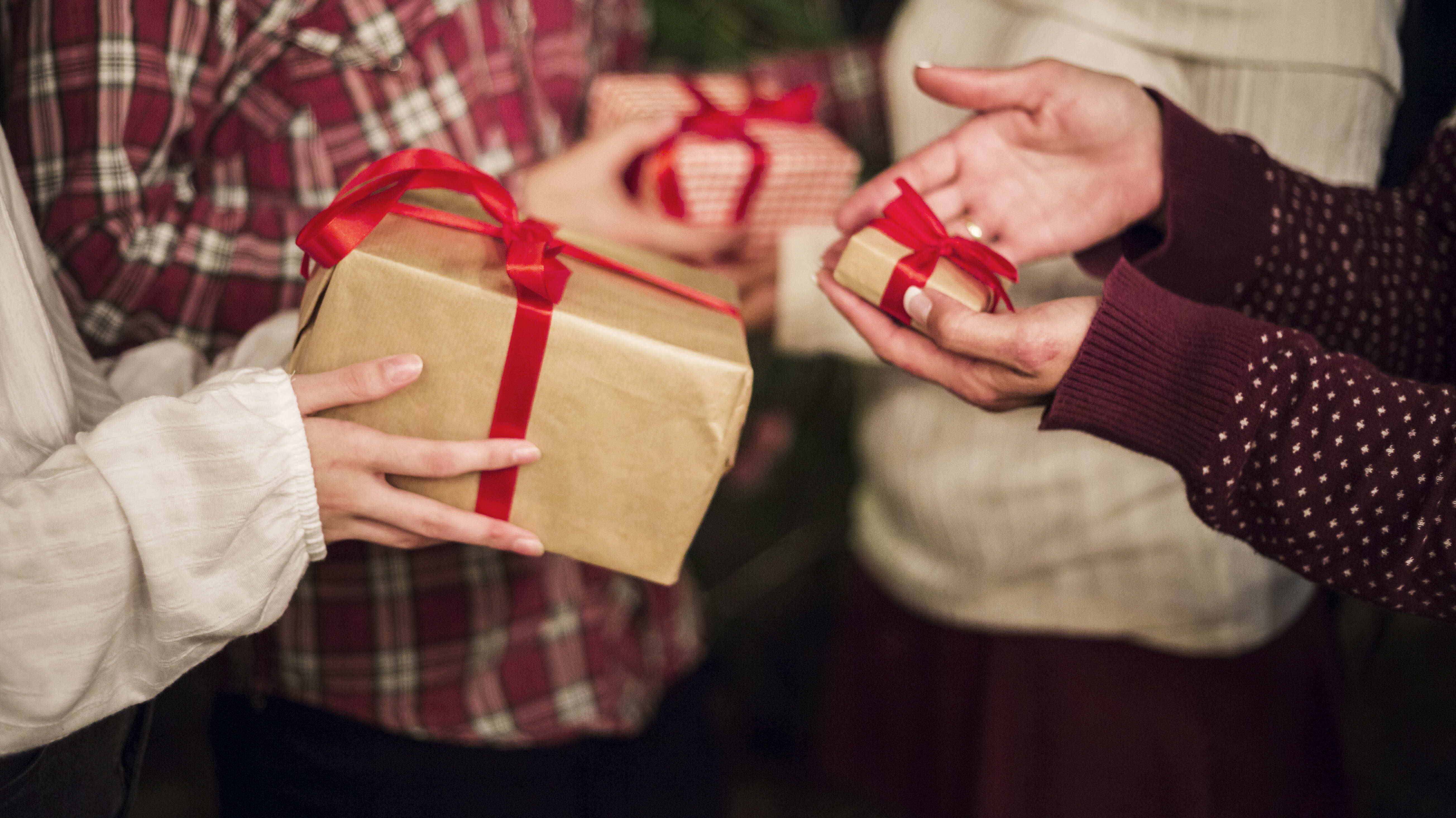 Подарок на рождество христово: что можно подарить близким?