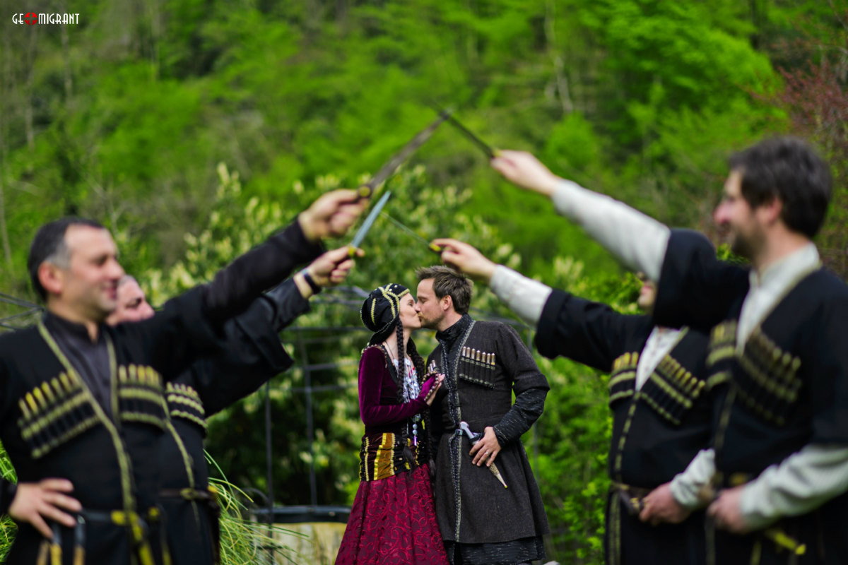 Грузинская свадьба - народные традиции и обычаи. особенности бракосочетания и обручения. правила грузинской семьи. 
 - мадлоба