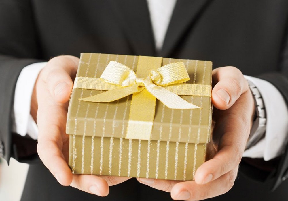 Этикет подарков: как правильно дарить подарки.