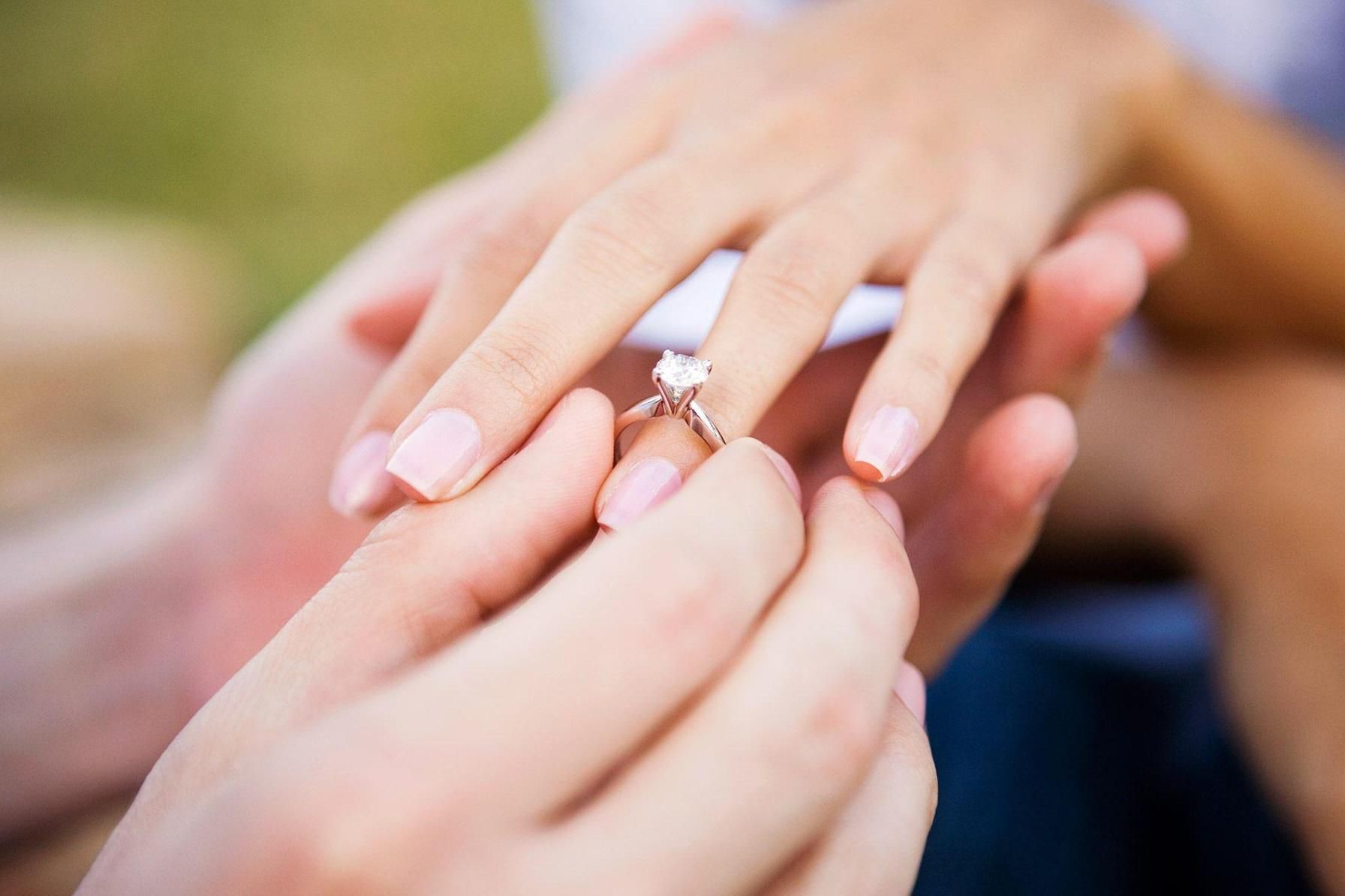 Подсказка для парней: как выбрать помолвочное кольцо, чтобы оно выглядело дороже?