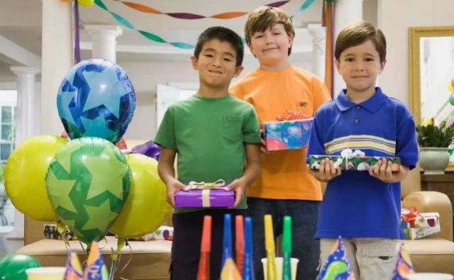 Что подарить мальчику 12 лет: 100 идей от глобуса до гироскутера