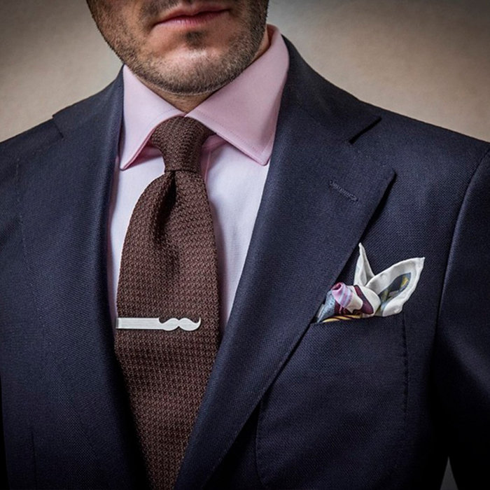 Как подобрать и носить этот стильный аксессуар мужского костюма — зажим для галстука
как подобрать и носить этот стильный аксессуар мужского костюма — зажим для галстука