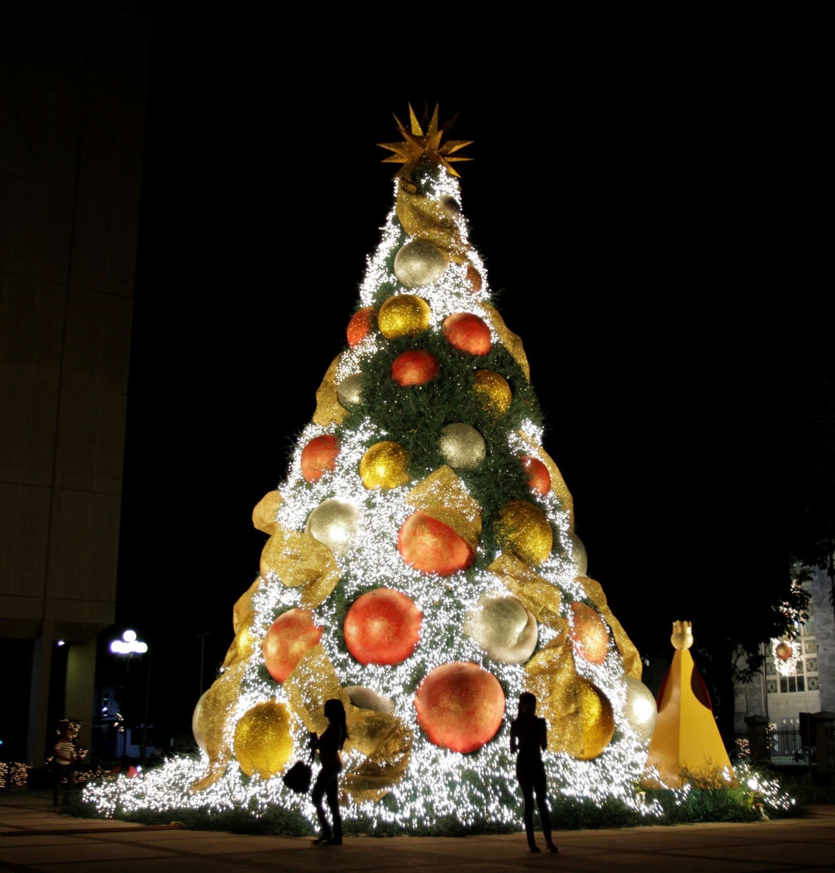 Где и когда устанавливали самую большую ёлку: самое большое новогоднее дерево в мире, необычные праздничные ели в других странах