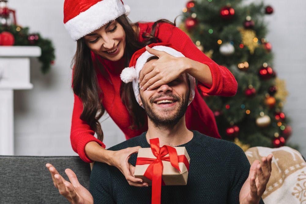 12 лучших новогодних подарков для семейных пар - что подарить молодой семье на новый год до 1000 руб?