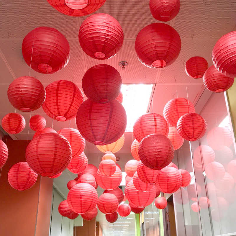 Подвесные китайские фонарики: самое быстрое украшение зала