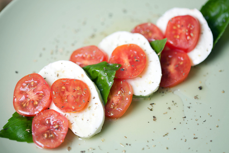 Моцарелла с помидорами – итальянская сказка становится явью. используем моцареллу с помидорами в самых различных вариантах и …наслаждаемся!