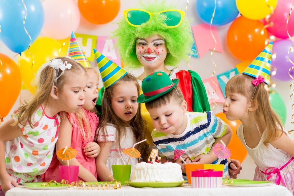 Игры для детей на день рождения дома : больше 20 идей