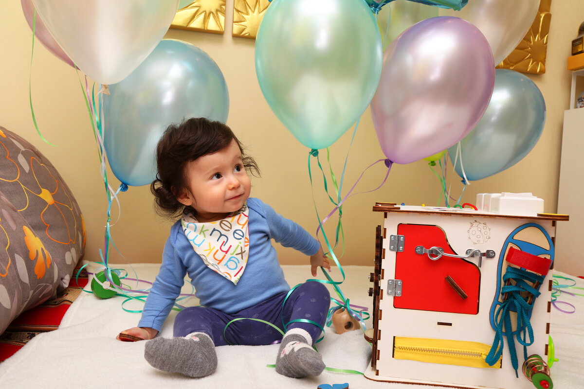 Что подарить ребенку на 1 год? оригинальные подарки малышу на годик своими руками. какие полезные игрушки подарить ребенку на день рождения?