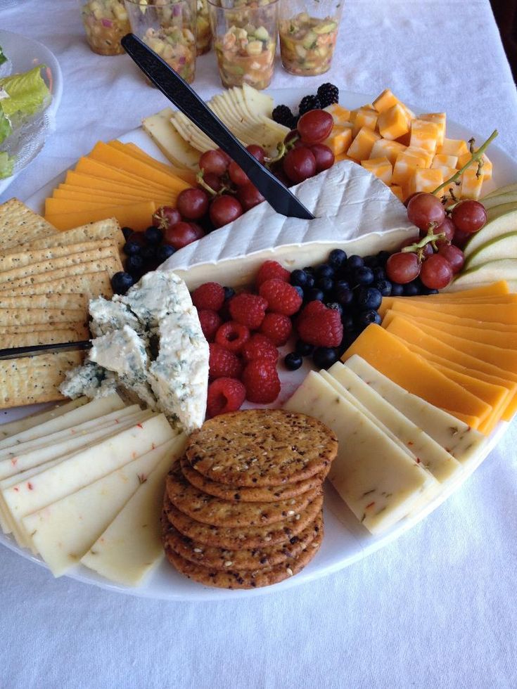 Сырная тарелка: состав сыров, варианты оформления с медом, орехами в домашних условиях – рецепты с фото