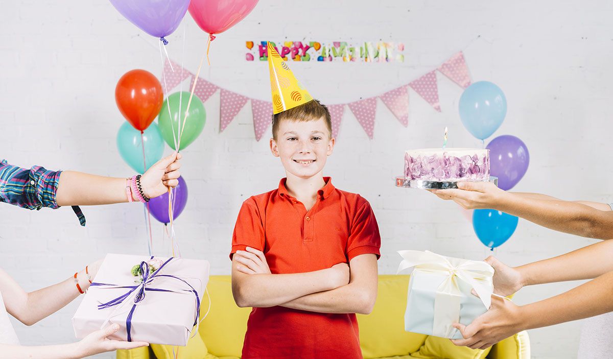 Что подарить мальчику на 12 лет: топ лучших призентов на день рождения