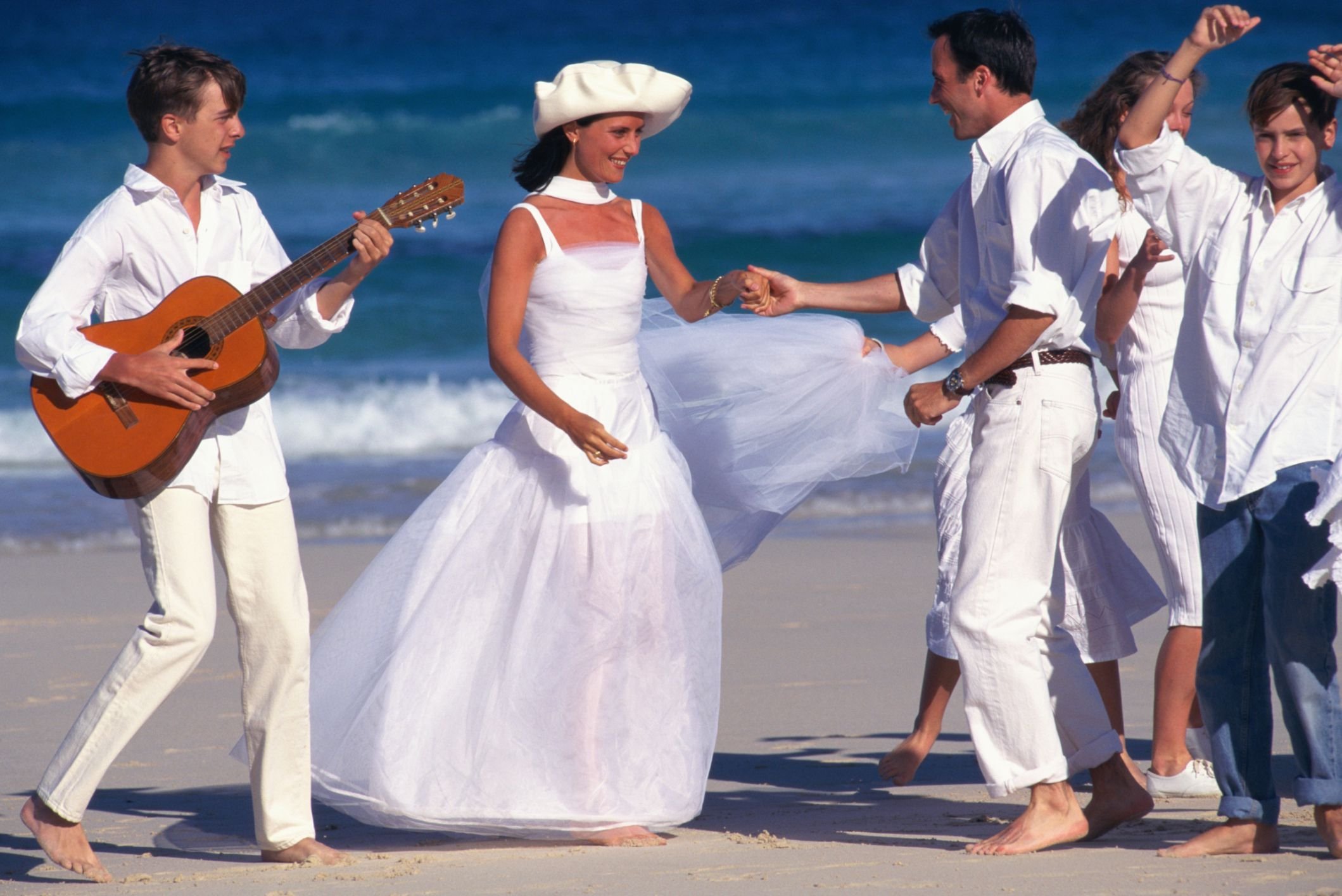 Музыка для свадебного танца молодоженов: советы по выбору и примеры красивых композиций