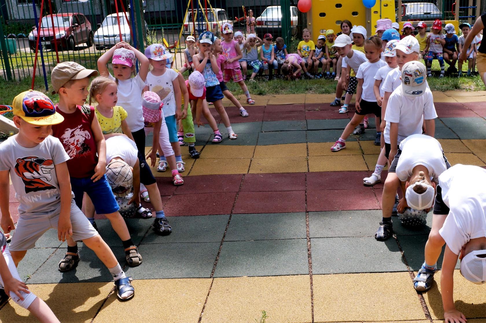 Весёлые старты для детей на улице летом в детском саду. старшая группа