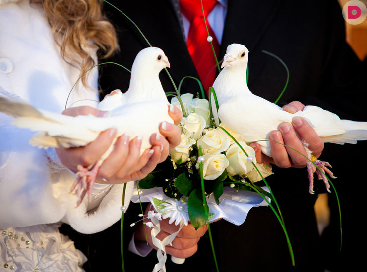 Кто должен одевать невесту перед свадьбой. приметы на свадьбу: что можно, что нельзя родителям, гостям, молодоженам? обычаи и приметы на свадьбу для невесты. можно ли продавать свадебное платье: приметы