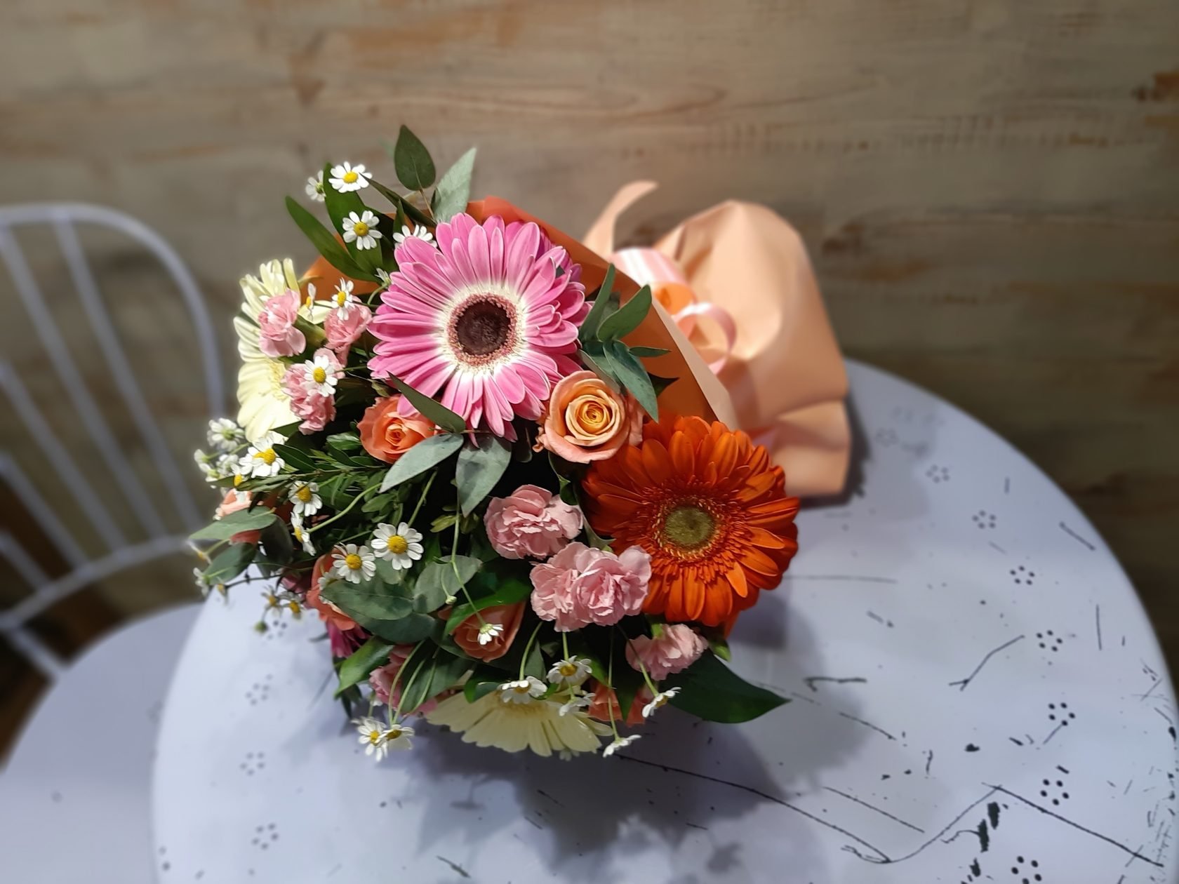 Букет невесты – гербера: потрясающие идеи с фото, свадебный монобукет с белыми герберами, сочетание с красными розами, самые разнообразные формы и декор