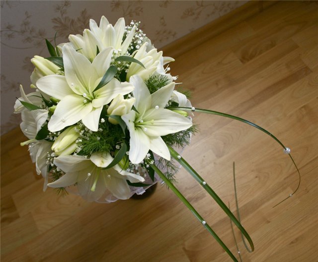 Свадебный букет из белых или красных лилий: фото